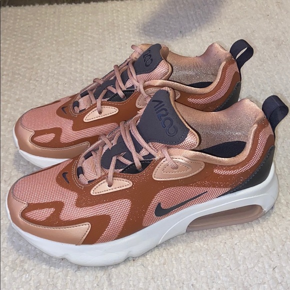 Nike AirMax 200s - Picture 2 of 5